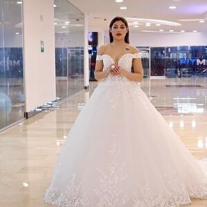New Balance Off-Shoulder White Ball Gown Wedding Dress